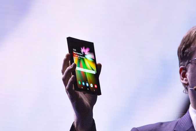 Samsung İlk Katlanabilir Akıllı Telefon Modelini Tanıttı